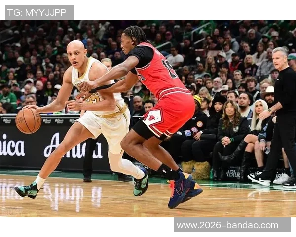 西蒙斯与普理查德联手发威半场三分雨助力球队28分狂潮